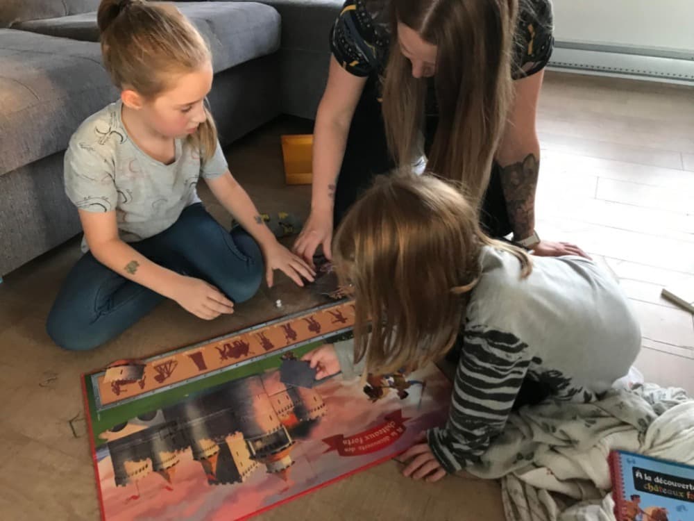 Jeunes enfants entrain de jouer avec les thèmes