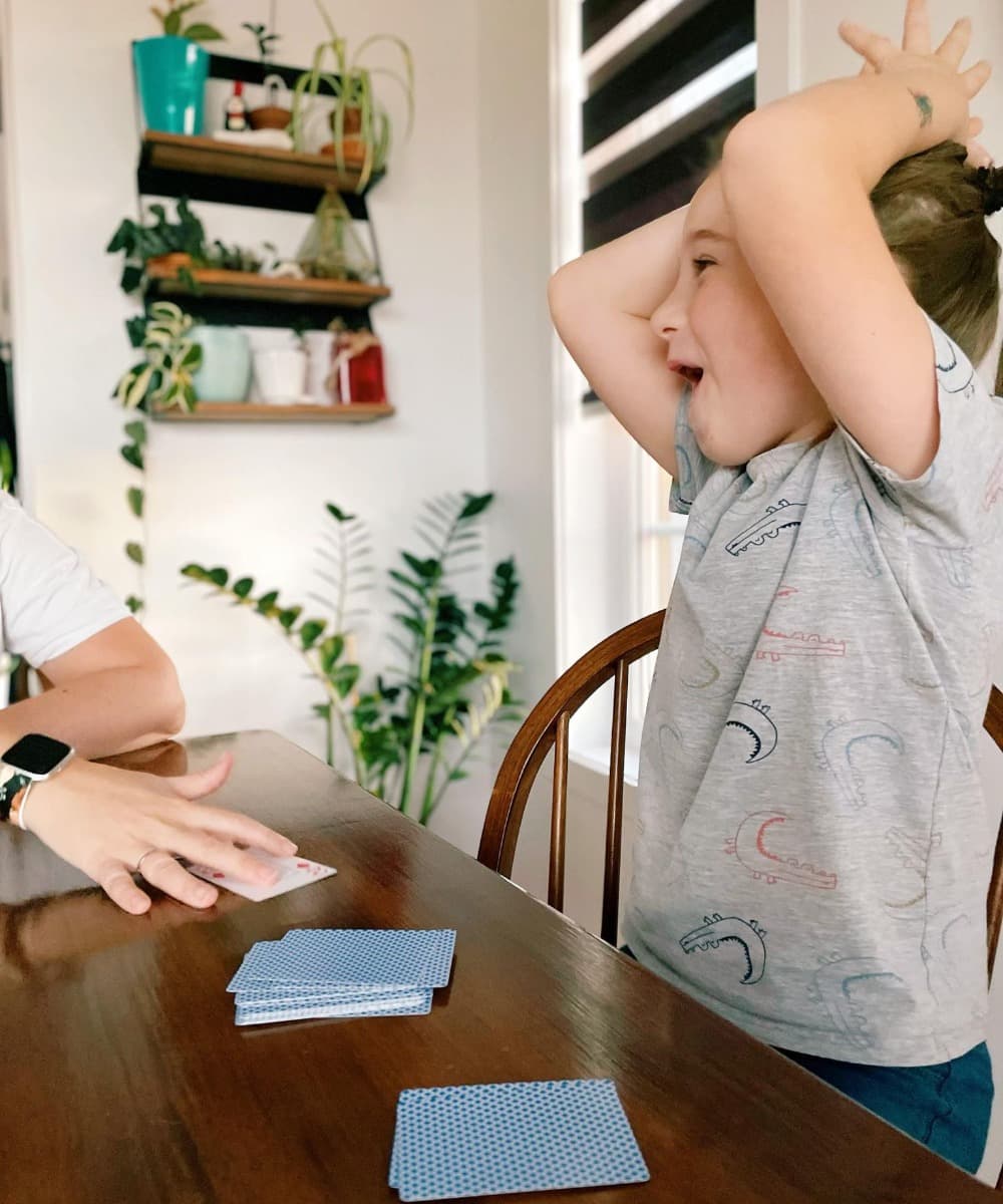 Jeunes enfants entrain de jouer avec les thèmes