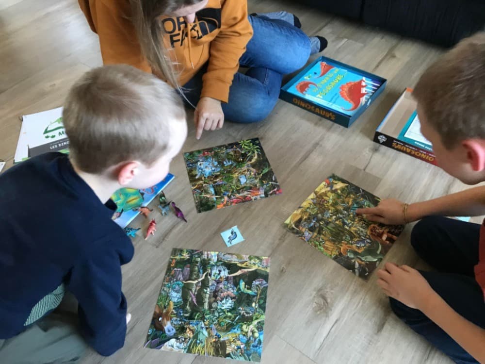 Jeunes enfants entrain de jouer avec les thèmes