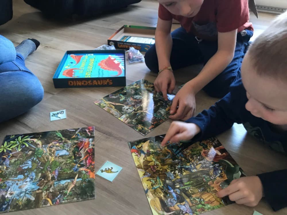 Jeunes enfants entrain de jouer avec les thèmes