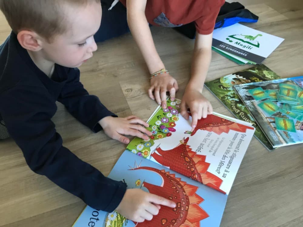 Jeunes enfants entrain de jouer avec les thèmes