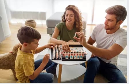 Image famille jouant au jeu