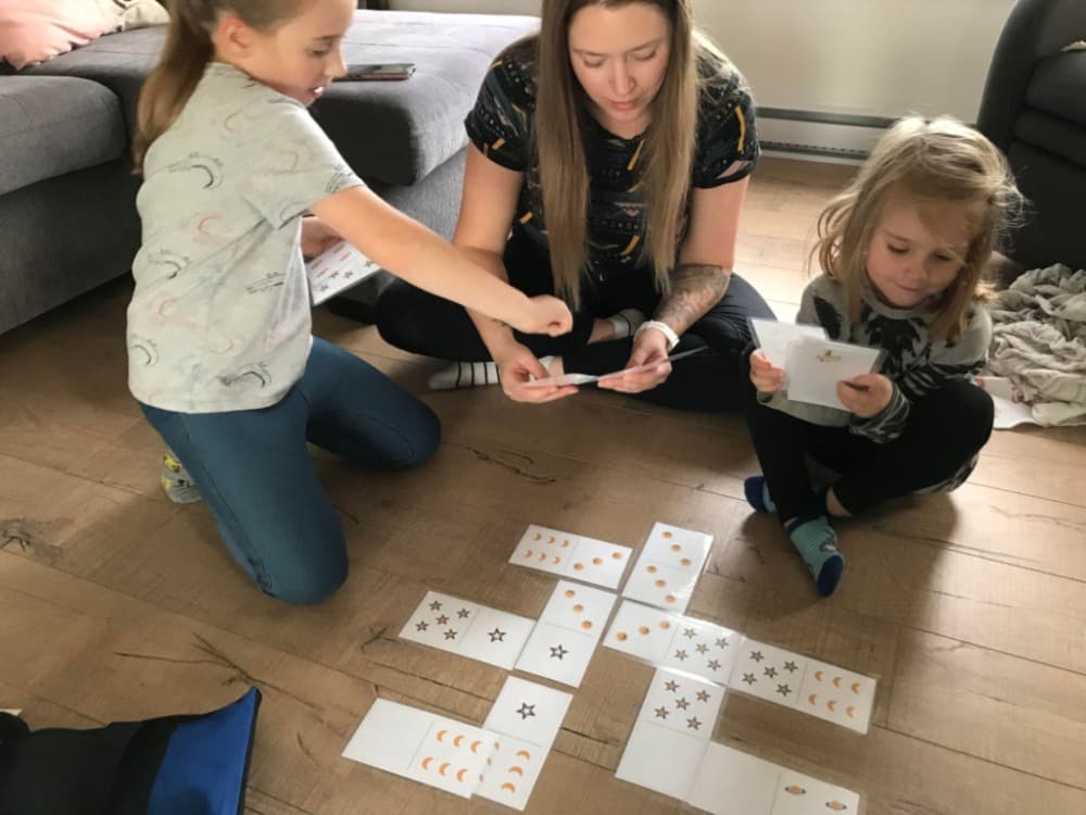 Jeunes enfants entrain de jouer avec les thèmes