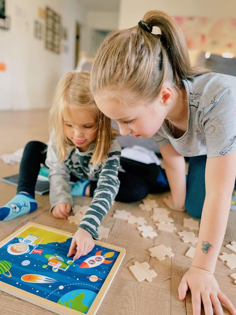 Jeunes enfants entrain de jouer avec les thèmes