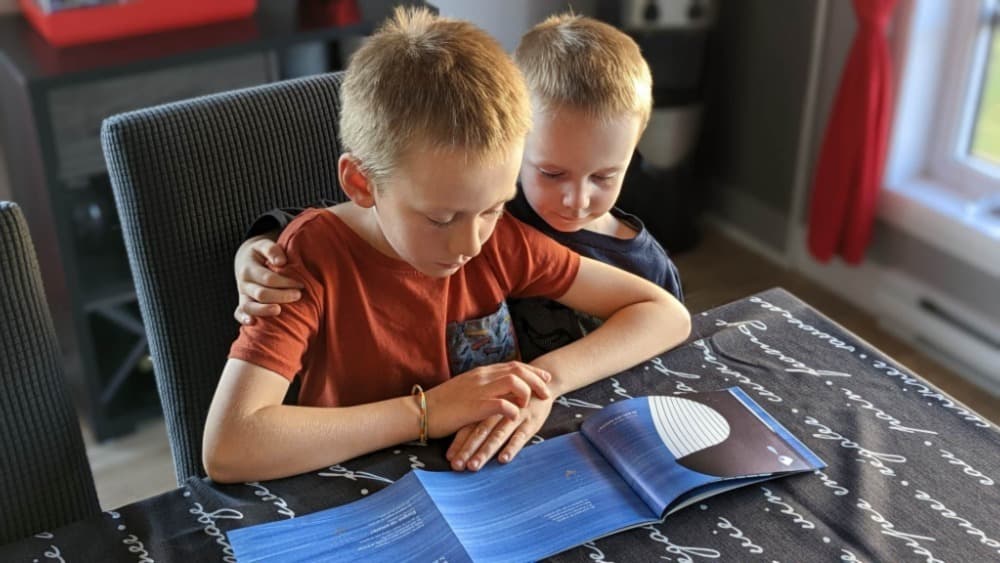 Jeunes enfants entrain de jouer avec les thèmes