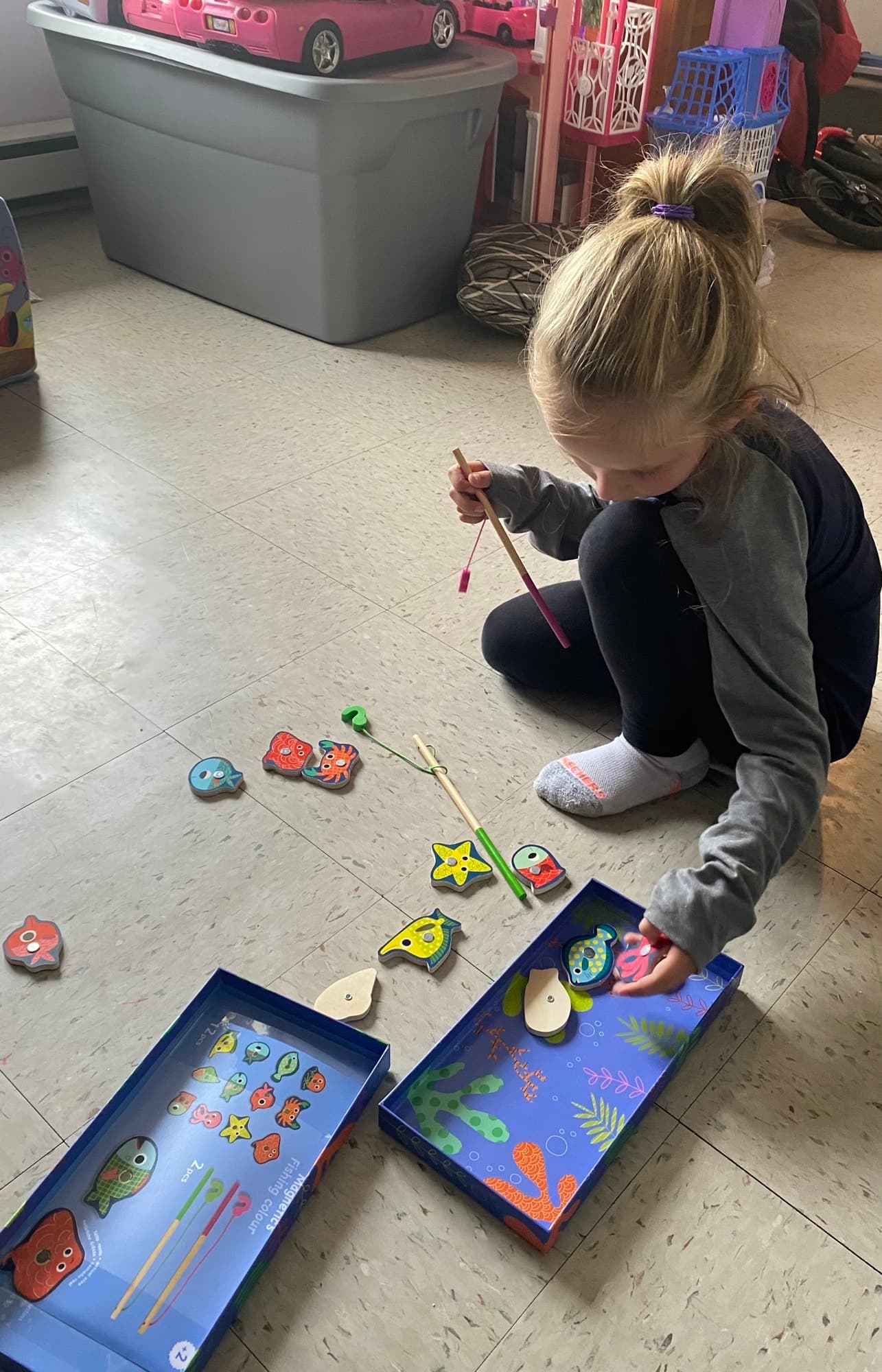 Jeunes enfants entrain de jouer avec les thèmes