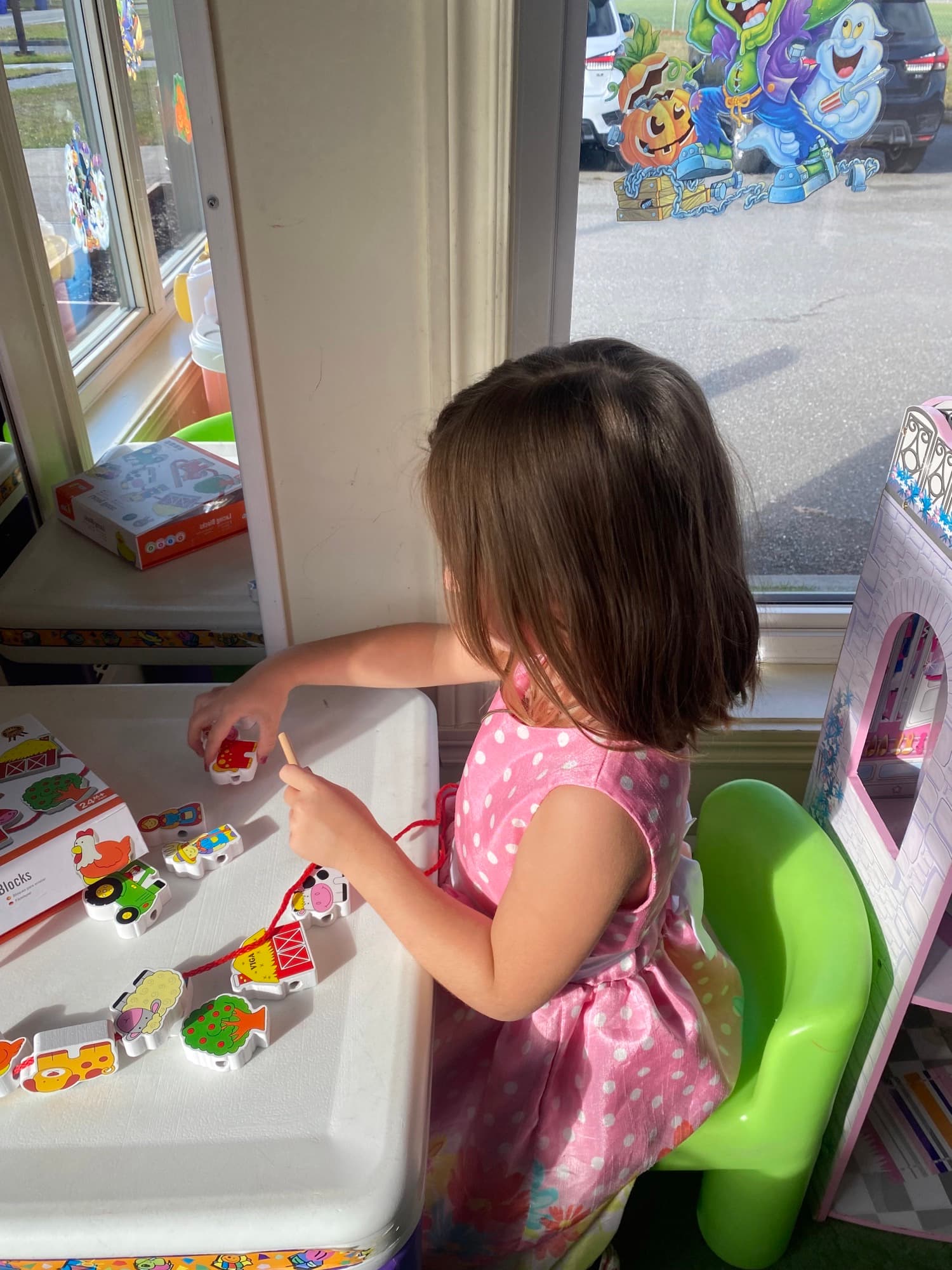 Jeunes enfants entrain de jouer avec les thèmes