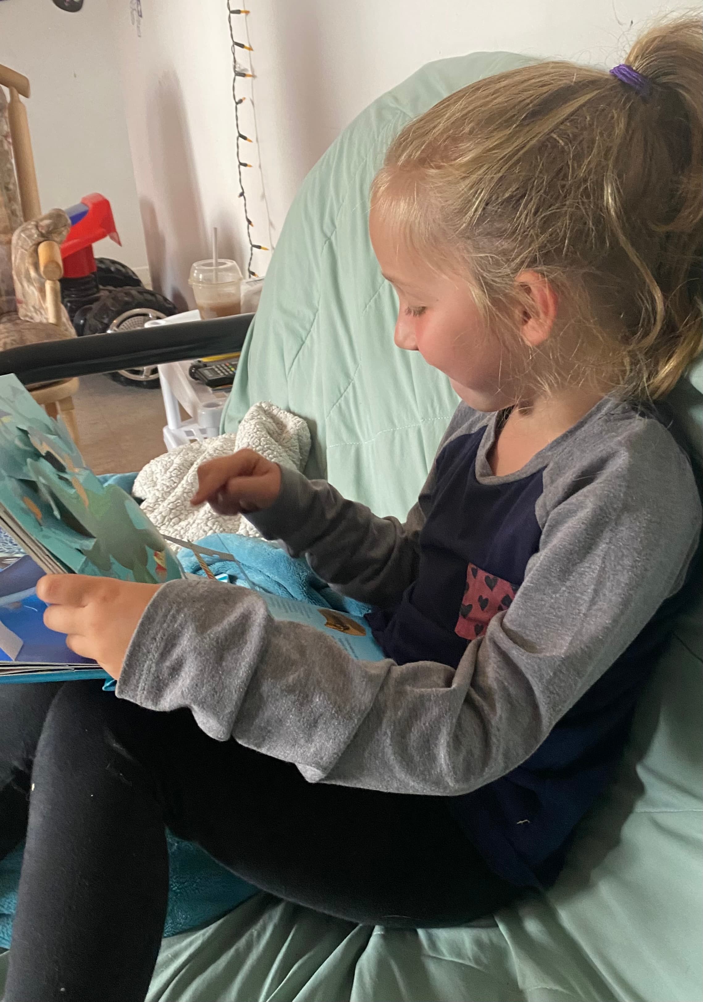 Jeunes enfants entrain de jouer avec les thèmes