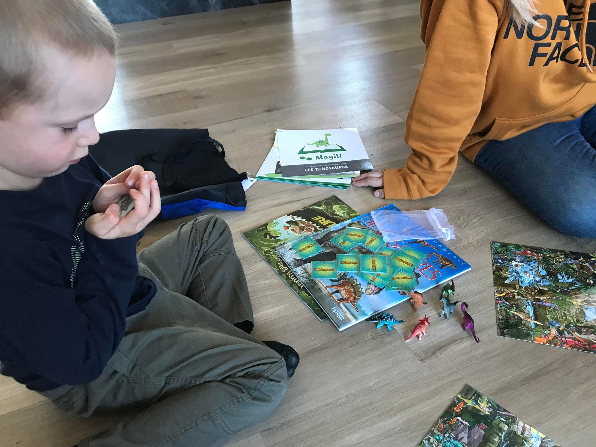 Jeunes enfants entrain de jouer avec les thèmes